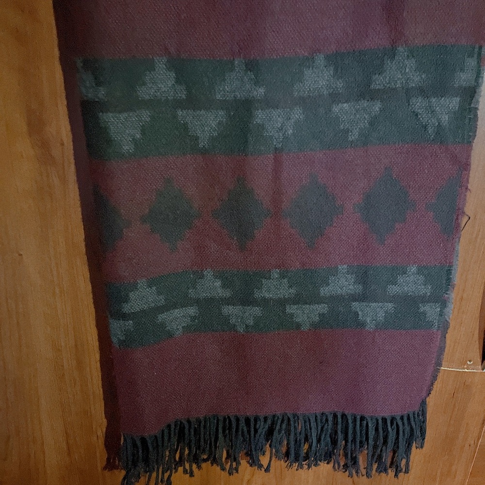 🎁4/$20 Monk & Lou Burgundy and Grey Aztec Print Blanket Scarf GUC